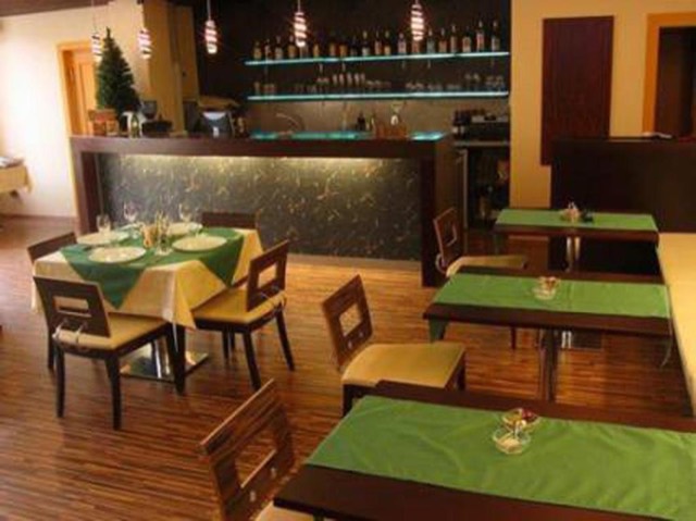 Lobby bar so zelenými obrusmi