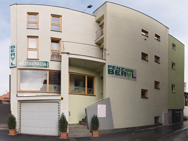 Budova Penziónu Beryl s nápisom na fasáde